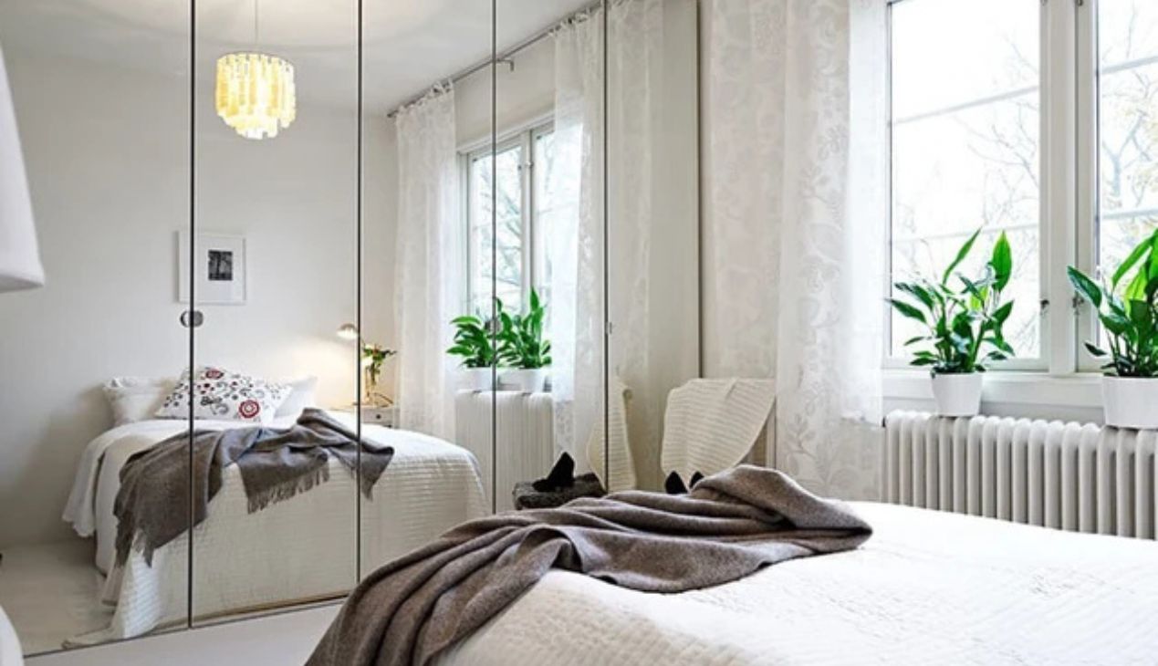 Tránh đặt gương đối diện giường 