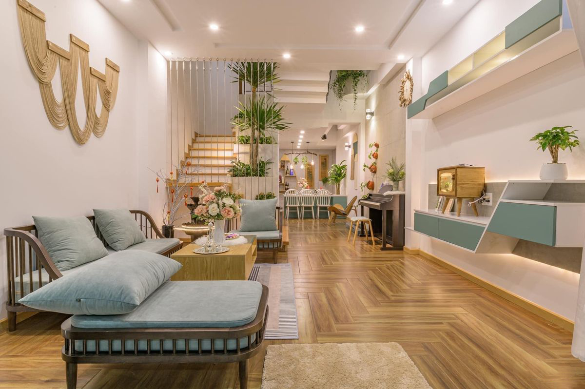 Cầu thang giữa phòng khách và bếp làm tăng tính thẩm mỹ Cầu thang giữa phòng khách và bếp làm tăng tính thẩm mỹ