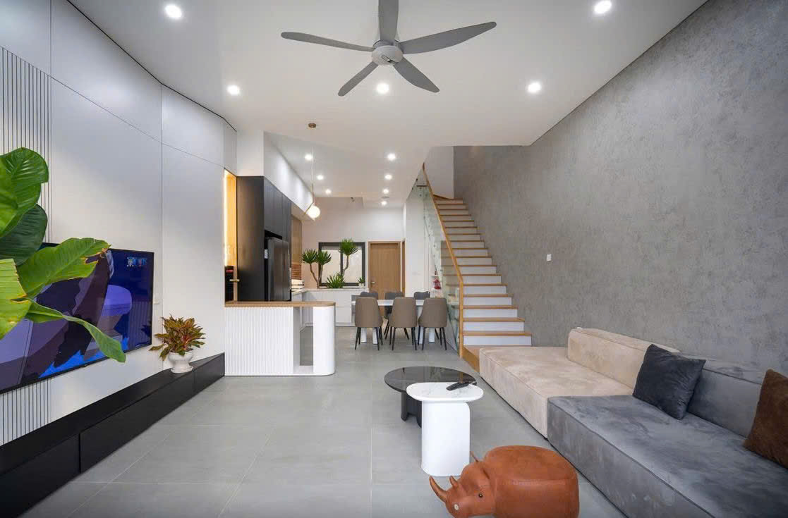 Cầu thang giữa phòng khách và bếp tinh tế Cầu thang giữa phòng khách và bếp tinh tế