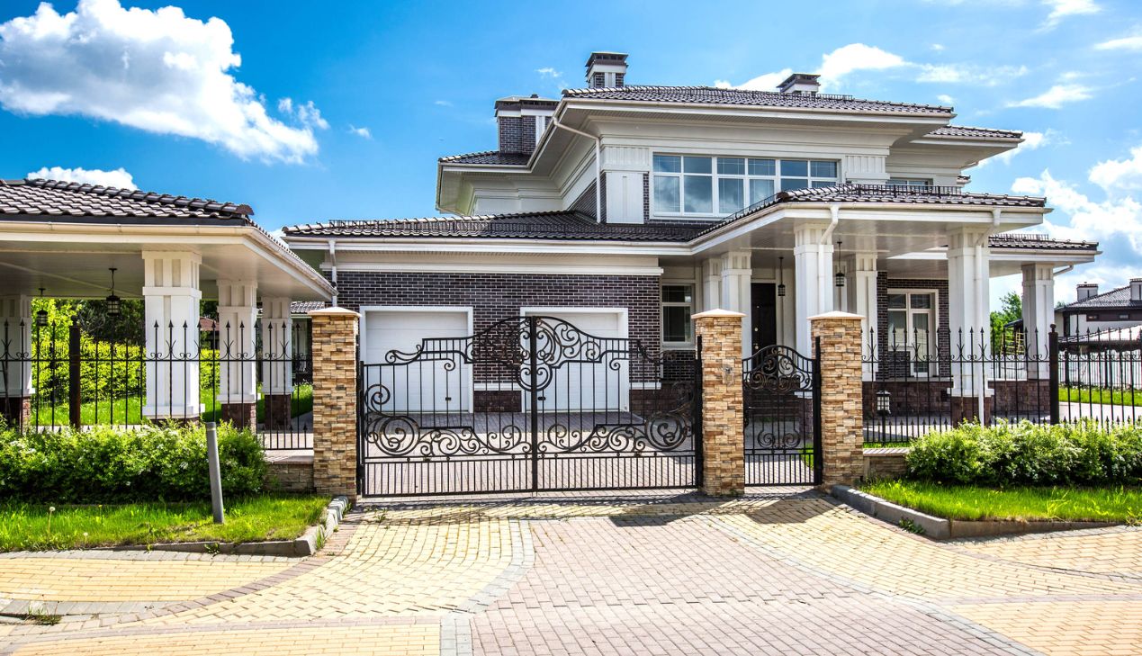 Cổng đẹp hài hòa cho nhà vườn