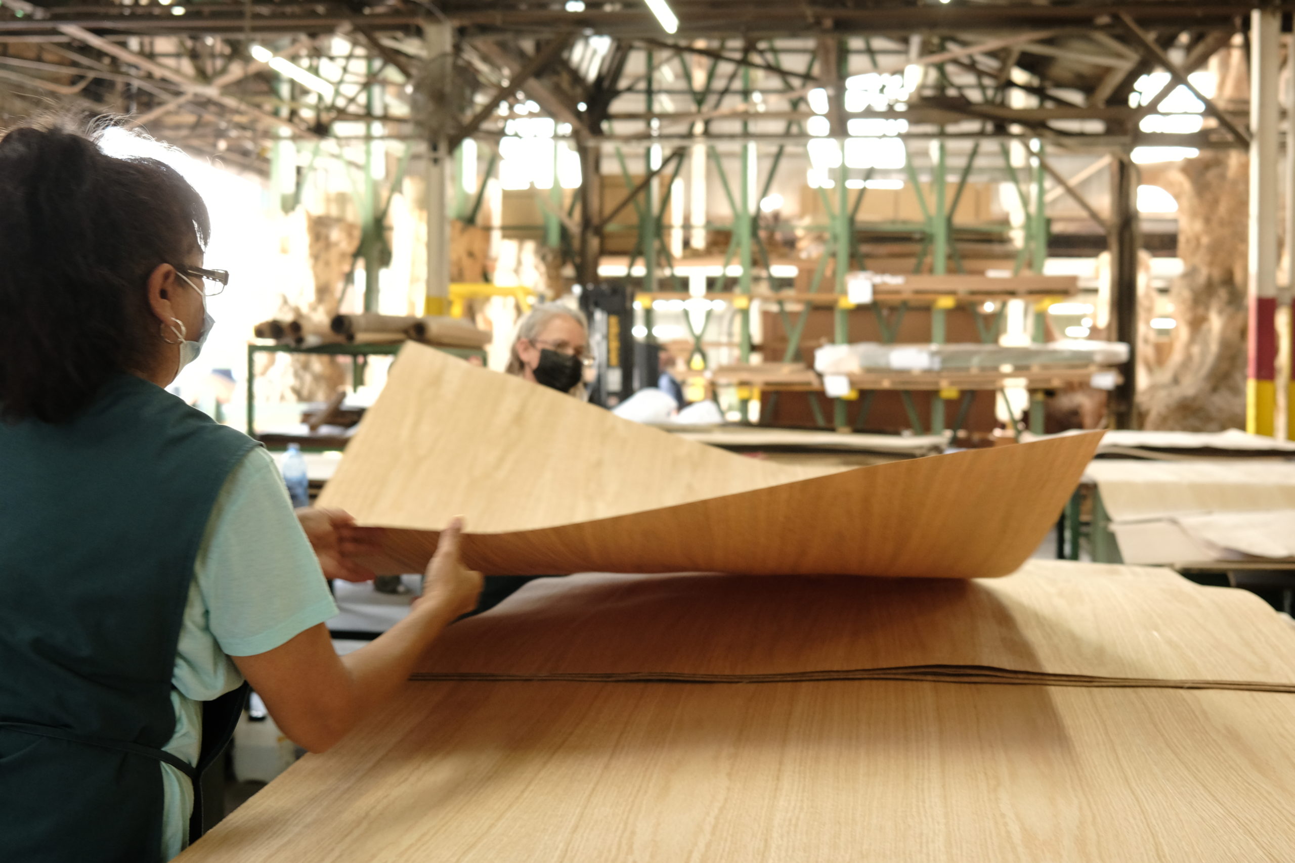 Gỗ veneer là những lớp gỗ tự nhiên mỏng dán trên bề mặt lõi gỗ công nghiệp