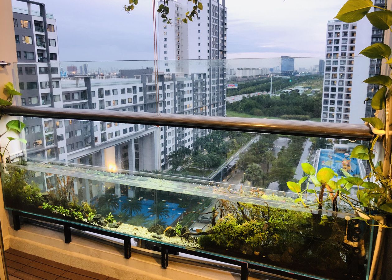 Hồ cá mini làm cho ban công sống động thêm