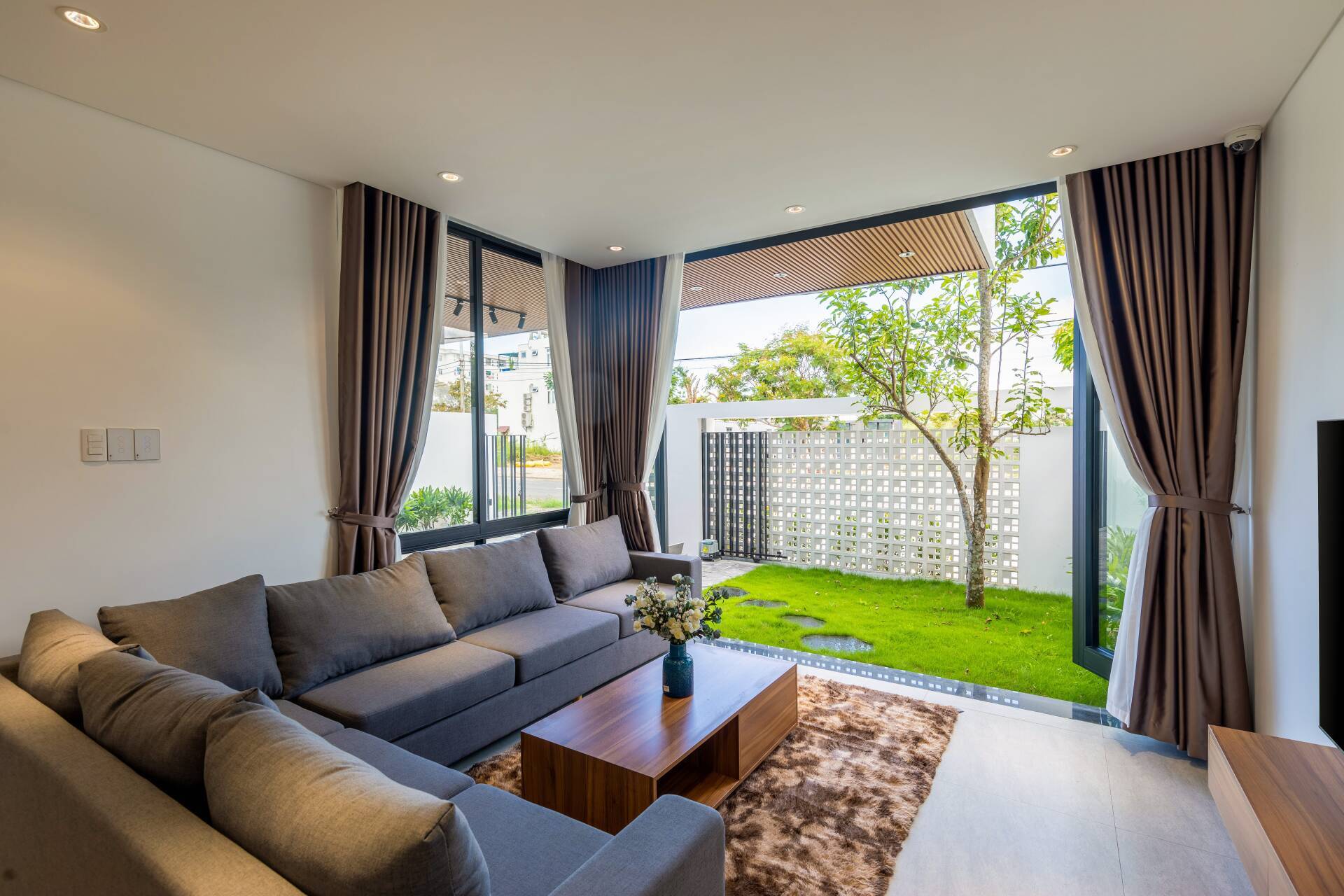 Thiết kế cửa mở quay ứng dụng vật liệu nhôm kính cho nhà phố