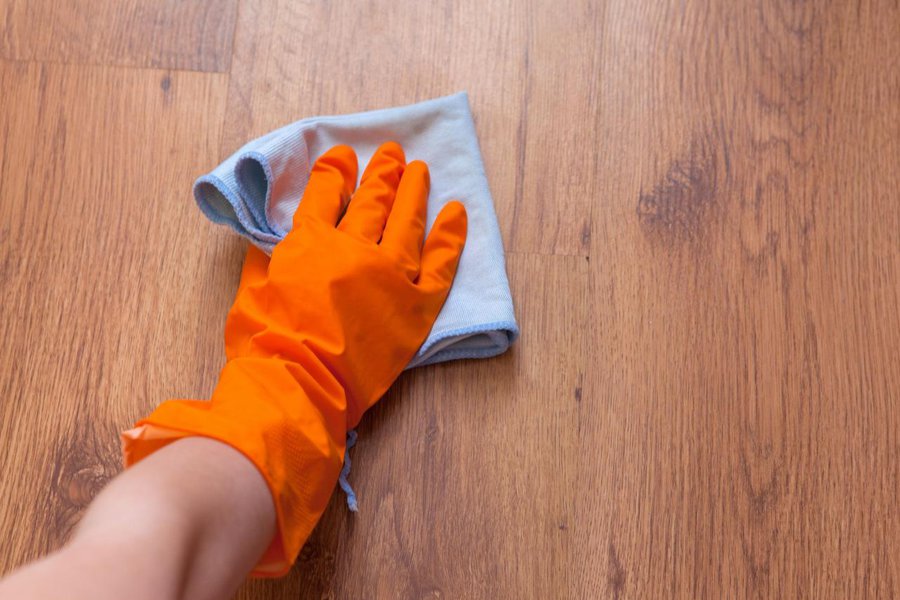 Vệ sinh thường xuyên các nội thất bằng gỗ veneer giúp bảo quản và tăng tuổi thọ