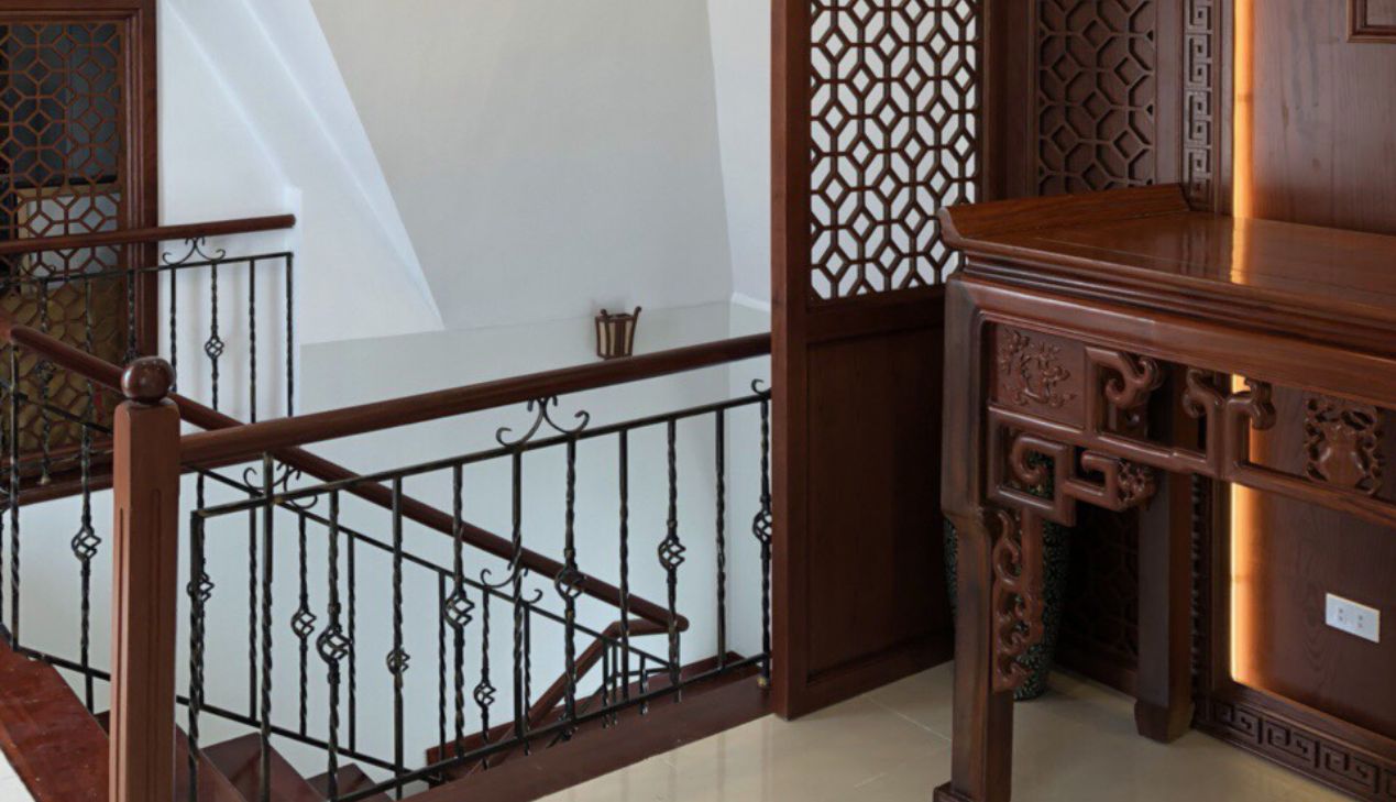 Mẫu phòng thờ trên cầu thang