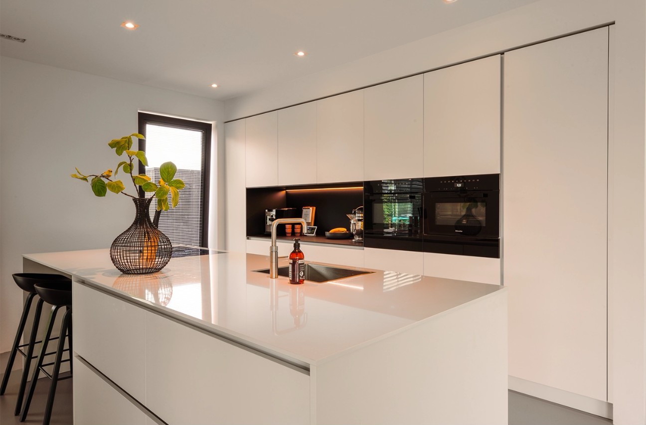 Mẫu tủ bếp nhựa composite tối giản