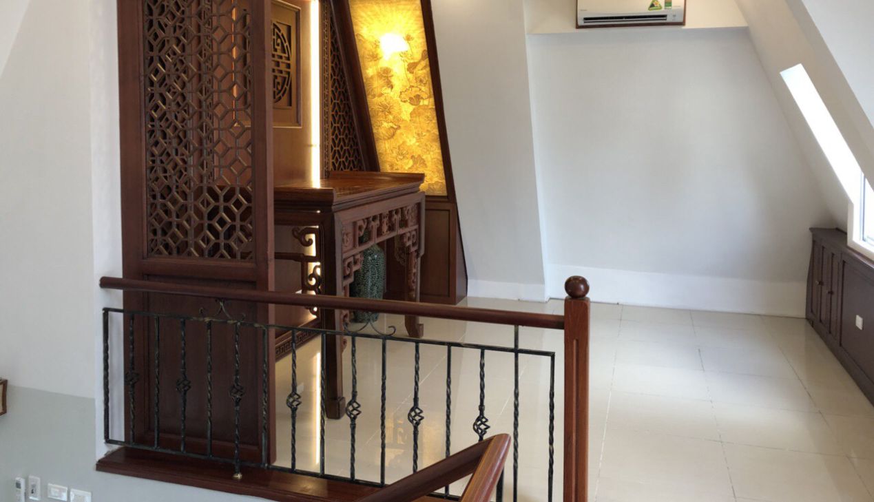 Phòng thờ trên cầu thang