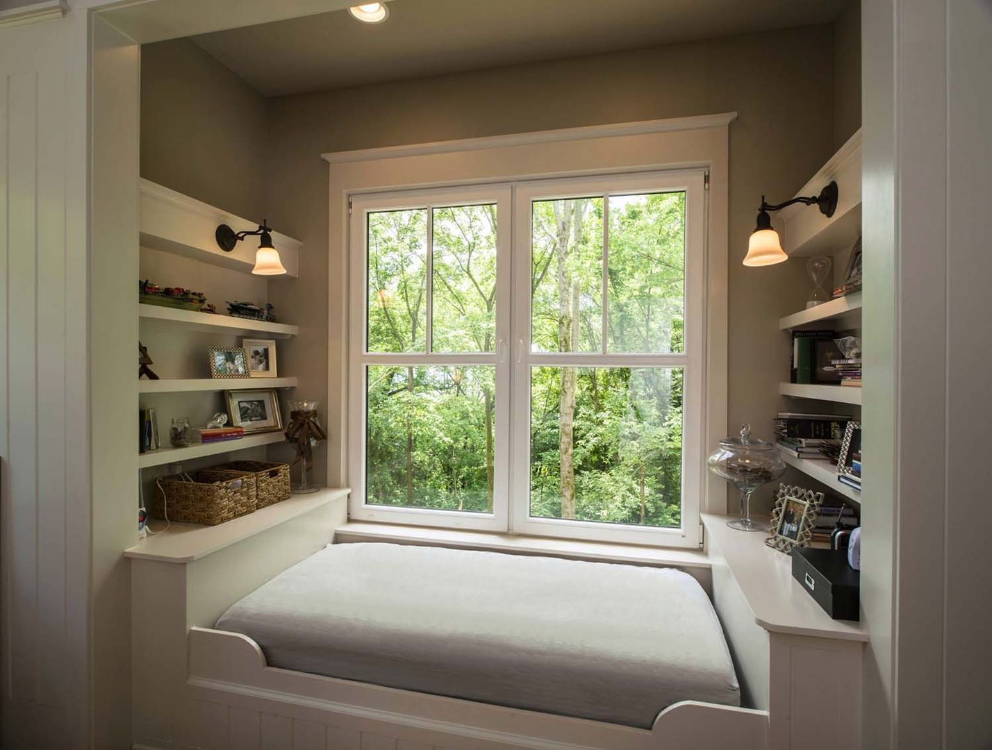 Thiết kế không gian đọc sách bên cửa sổ Thiết kế không gian đọc sách bên cửa sổ