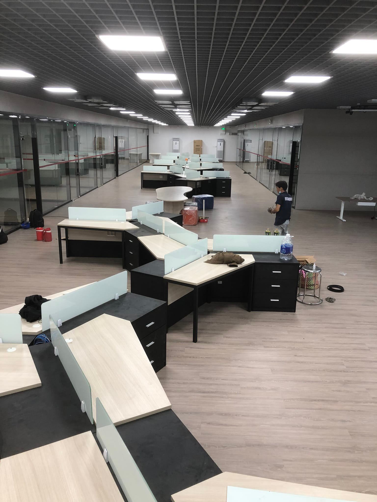 Thiết kế thi công bàn làm việc có vách ngăn cho văn phòng 02