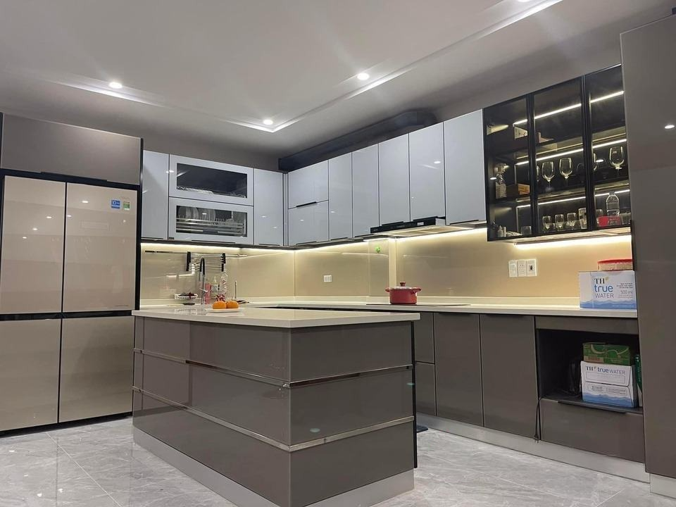 Tủ bếp chữ L nhôm kính cho nhà cấp 4