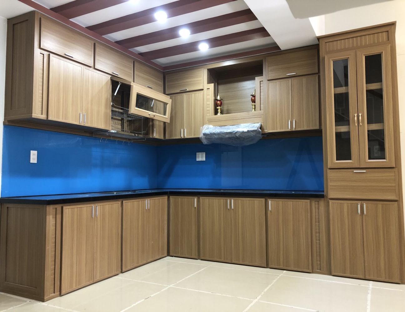 Tủ bếp nhựa Đài Loan chữ L phù hợp không gian