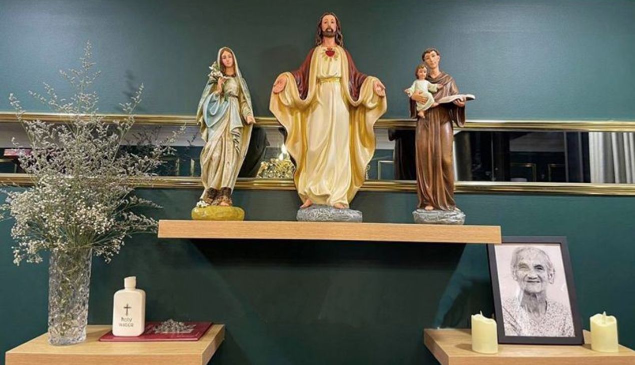 Tượng Chúa Jesus - Vị trí trung tâm trên bàn thờ