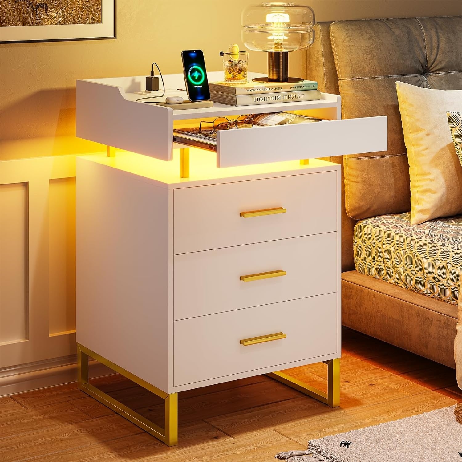 Tap đầu giường gỗ màu trắng