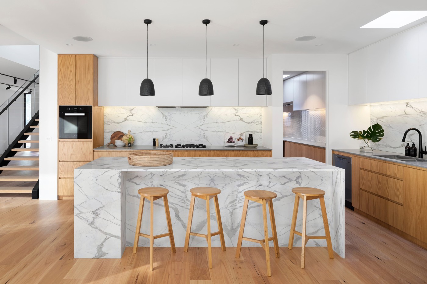 Thiết kế bếp bằng đá marble đẹp