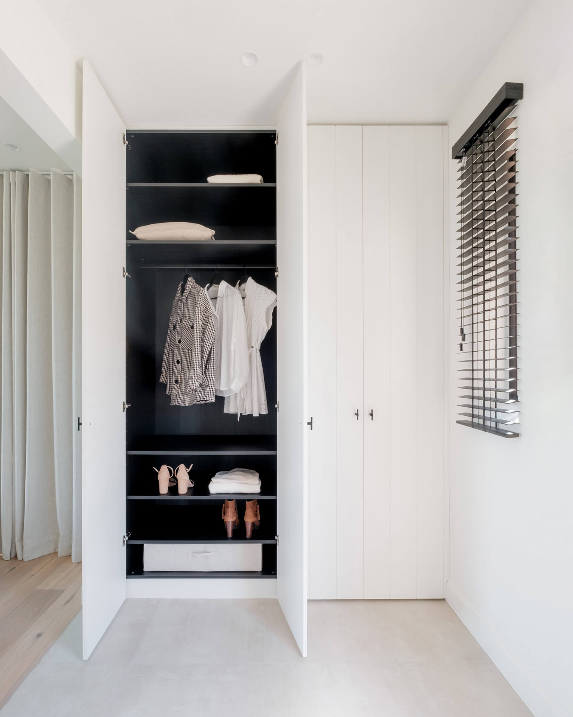 Thiết kế tủ quần áo gỗ MDF tối giản