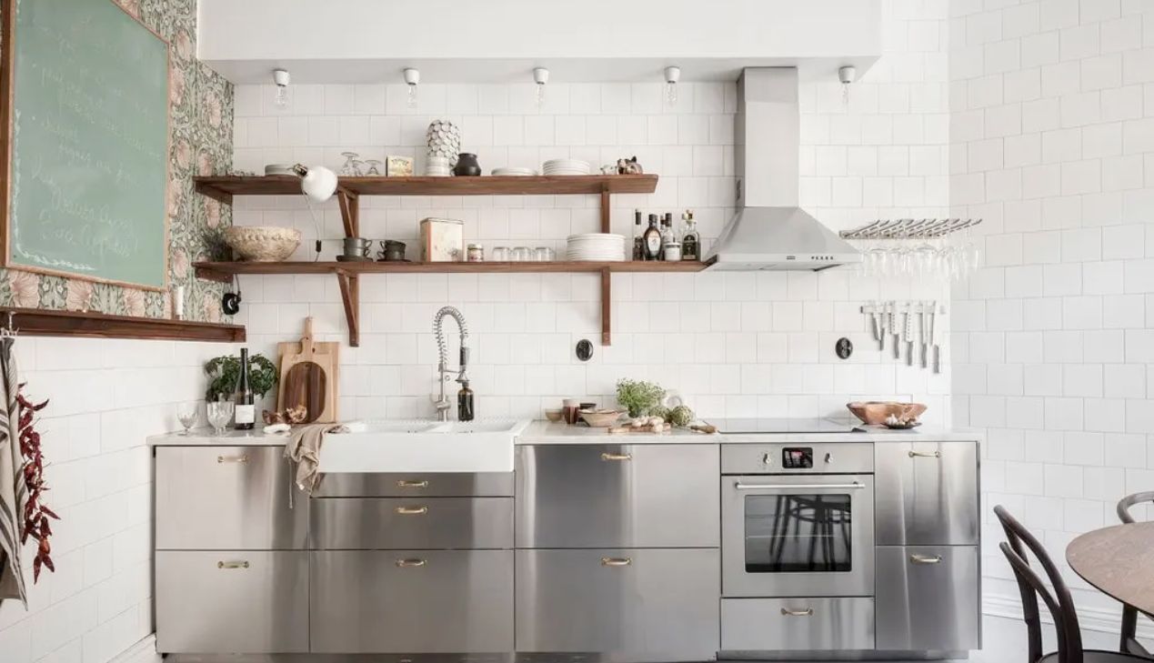 Tủ bếp khung inox cánh nhôm kính