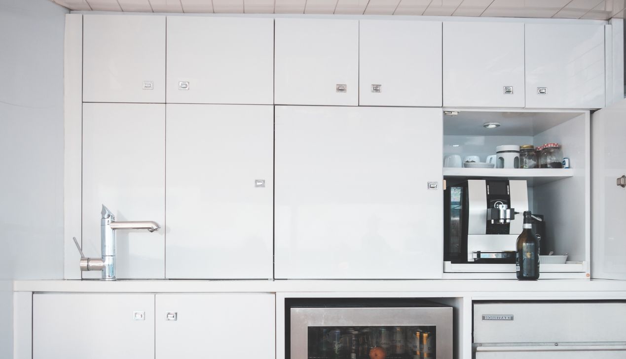Tủ bếp kịch trần tiết kiệm không gian