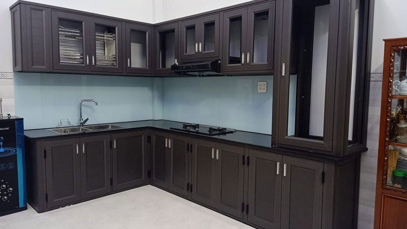 Tủ bếp nhôm xingfa có tủ kính