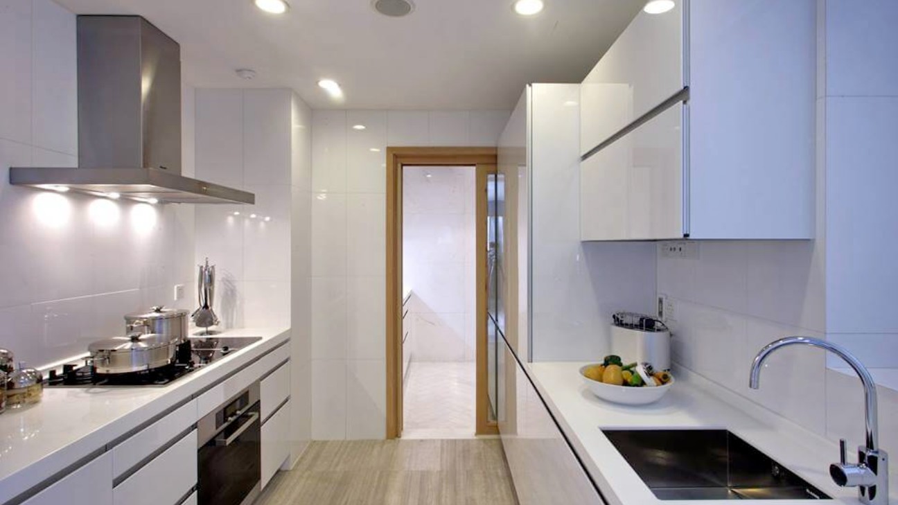 Tủ bếp song song có đèn led âm trần Tủ bếp song song có đèn led âm trần