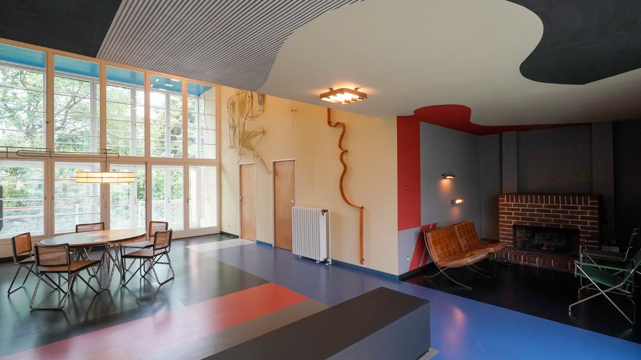 Nội thất Bauhaus với thiết bị âm tường hiện đại