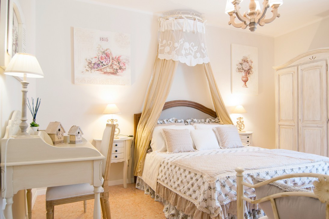 Phòng ngủ đôi romantic - màn mosquito net trắng