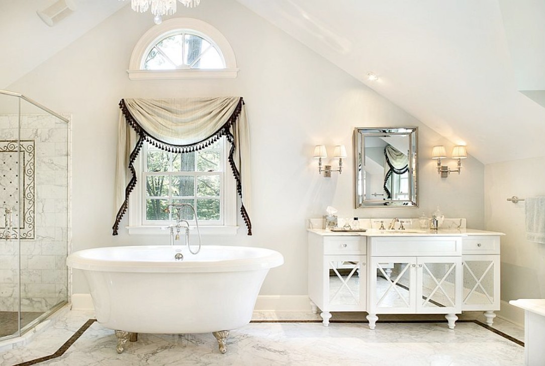 Phòng tắm Shabby Chic: bồn tắm vintage và gương cổ