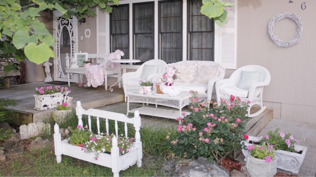 Sân vườn romantic - bàn ghế sắt và hoa hồng