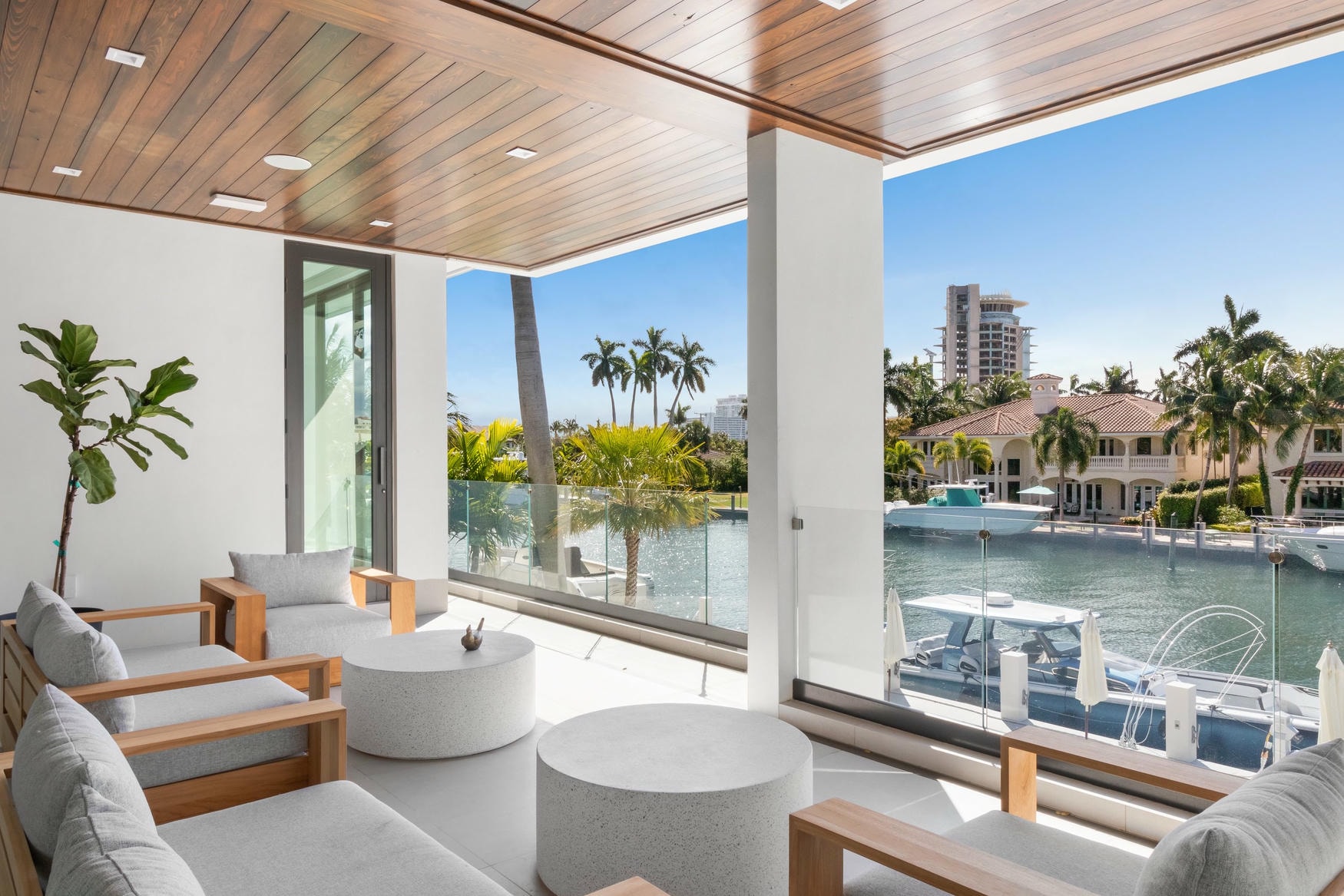 Trang trí ban công biệt thự Trang trí ban công biệt thự