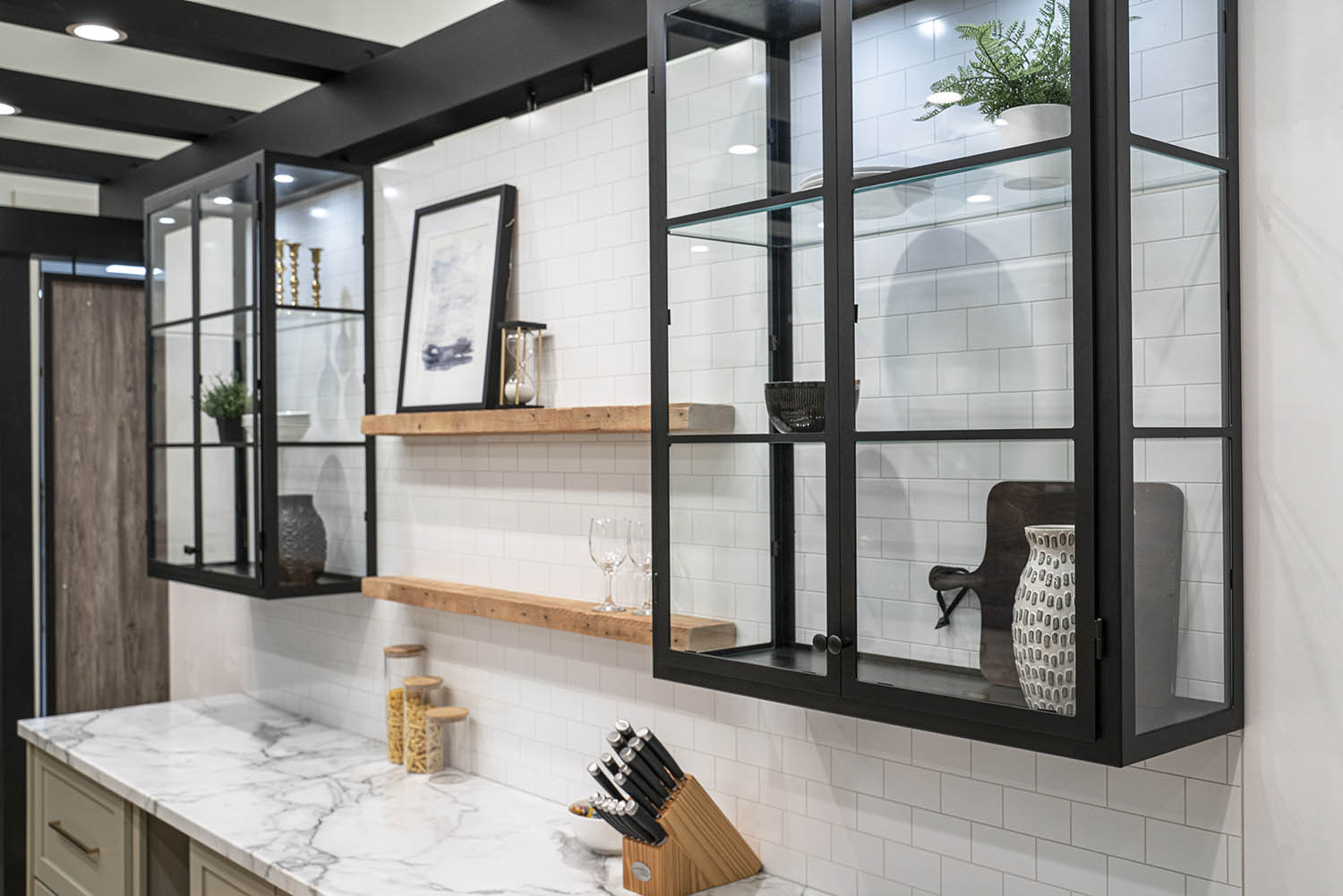 Tủ bếp nhôm kính nhỏ gắn tường
