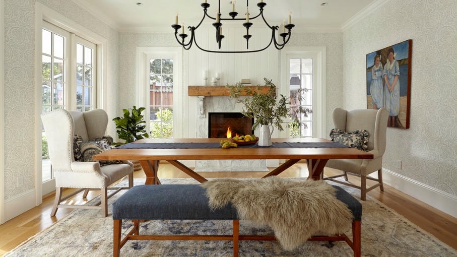Tường Shabby Chic: khung ảnh vintage và kệ gỗ cũ