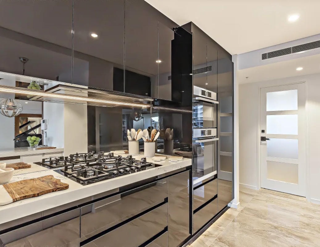 Tủ bếp acrylic An Cường có bề mặt bóng gương dễ vệ sinh