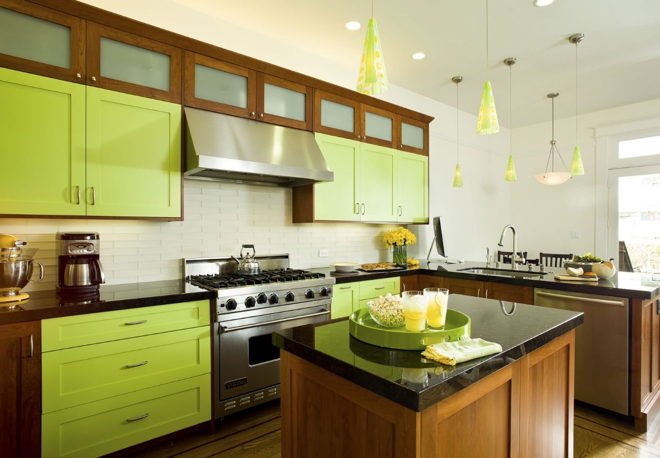 Mẫu tủ bếp acrylic màu xanh lá đậm