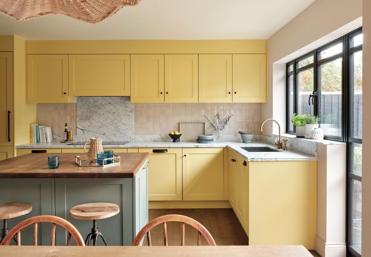 Tủ bếp sơn 2K màu vàng kết hợp gỗ mdf